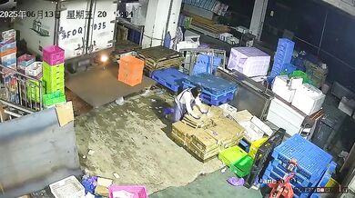 Zaměstnankyně přimáčknutá nákladním vozem