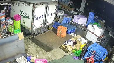 Zaměstnankyně přimáčknutá nákladním vozem