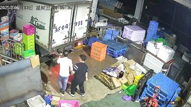 Zaměstnankyně přimáčknutá nákladním vozem