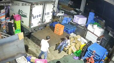 Zaměstnankyně přimáčknutá nákladním vozem