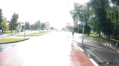 Málo stačilo k tragédii na přechodu v Havířově: Jedno auto školáka pustilo, druhé ho málem smetlo