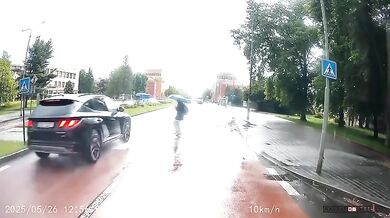 Málo stačilo k tragédii na přechodu v Havířově: Jedno auto školáka pustilo, druhé ho málem smetlo