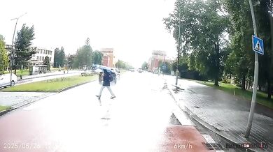 Málo stačilo k tragédii na přechodu v Havířově: Jedno auto školáka pustilo, druhé ho málem smetlo