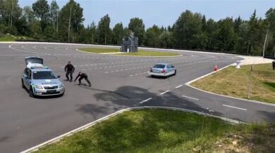 Češi vyvinuli systém, který na dálku zastaví auto – funguje, ale čeká na zákon