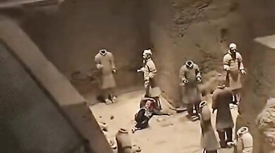 Turista poničil sochy terakotové armády