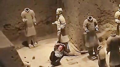 Turista poničil sochy terakotové armády