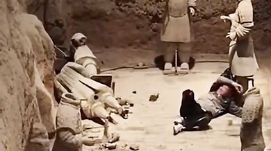 Turista poničil sochy terakotové armády