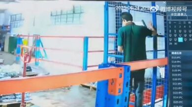 Pracovní nehoda - Pracovník byl na pracovišti rozptýlen mobilem