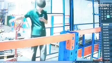 Pracovní nehoda - Pracovník byl na pracovišti rozptýlen mobilem