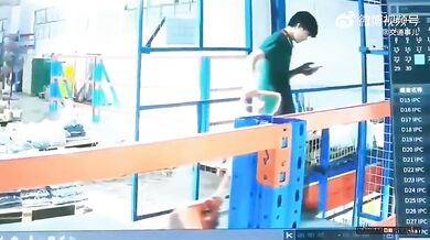 Pracovní nehoda - Pracovník byl na pracovišti rozptýlen mobilem