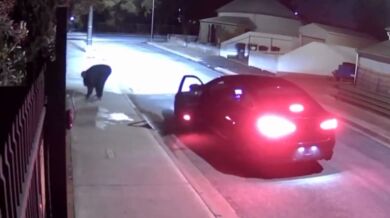 Žháři vzpláli při pokusu zapálit dům