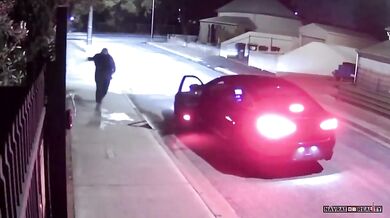 Žháři vzpláli při pokusu zapálit dům