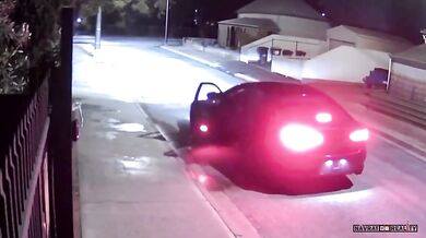 Žháři vzpláli při pokusu zapálit dům