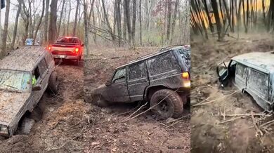 Pokus o vytažení vozu s pohonem všech čtyř kol uvízlého v bahně