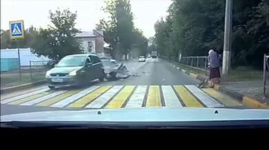 Stařenka to má už za pár, motorkář to ale málem stihl rychleji...