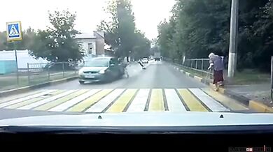 Stařenka to má už za pár, motorkář to ale málem stihl rychleji...