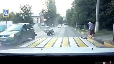 Stařenka to má už za pár, motorkář to ale málem stihl rychleji...