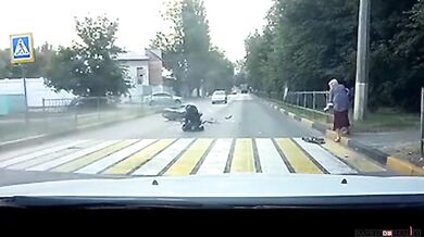 Stařenka to má už za pár, motorkář to ale málem stihl rychleji...