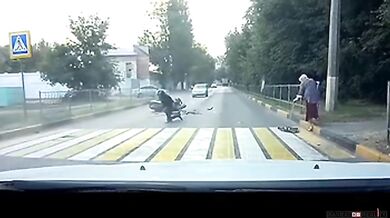 Stařenka to má už za pár, motorkář to ale málem stihl rychleji...