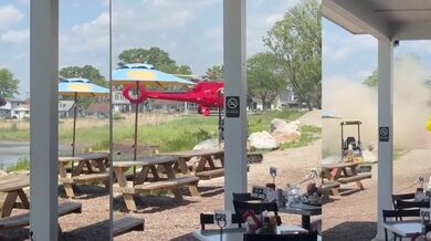 Vrtulník se při přistání v Michiganu převrátil na bok