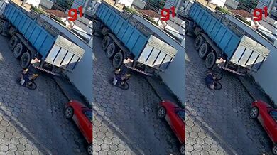 Cyklista se zranil po nárazu do zaparkovaného nákladního vozu