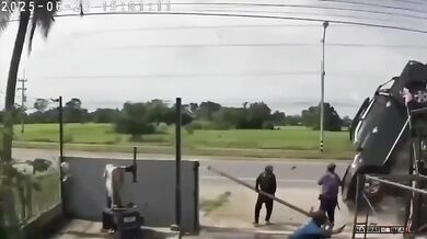 Dělníci přežili dopravní nehodu jen o vlásek