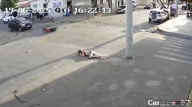 Honička motorkáře skončila nehodou na křižovatce