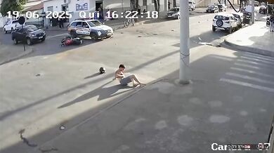 Honička motorkáře skončila nehodou na křižovatce