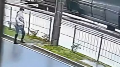 Ženu srazil autobus při přecházení ulice