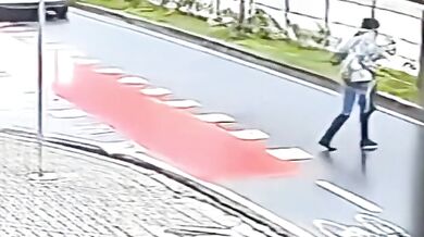 Ženu srazil autobus při přecházení ulice