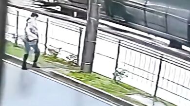 Ženu srazil autobus při přecházení ulice