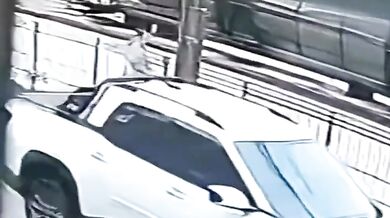 Ženu srazil autobus při přecházení ulice