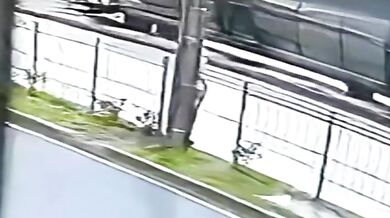 Ženu srazil autobus při přecházení ulice