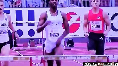 Americký atlet Chris Robinson vyhrál závod na 400 metrů překážek v Ostravě navzdory nepříjemné nehodě se šortkami