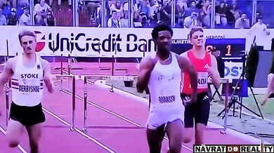 Americký atlet Chris Robinson vyhrál závod na 400 metrů překážek v Ostravě navzdory nepříjemné nehodě se šortkami