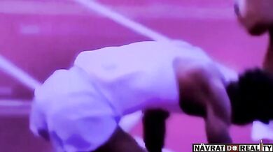 Americký atlet Chris Robinson vyhrál závod na 400 metrů překážek v Ostravě navzdory nepříjemné nehodě se šortkami