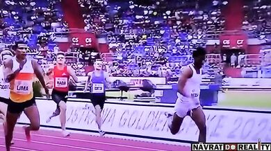 Americký atlet Chris Robinson vyhrál závod na 400 metrů překážek v Ostravě navzdory nepříjemné nehodě se šortkami