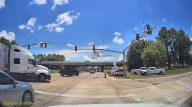 Nehoda nákladního vozu s elektrikářem zachycena na kameře