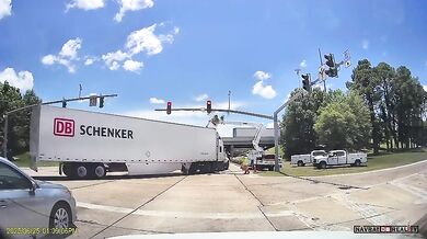 Nehoda nákladního vozu s elektrikářem zachycena na kameře