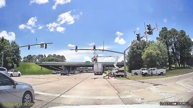 Nehoda nákladního vozu s elektrikářem zachycena na kameře