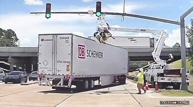 Nehoda nákladního vozu s elektrikářem zachycena na kameře