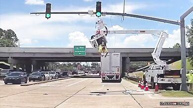 Nehoda nákladního vozu s elektrikářem zachycena na kameře