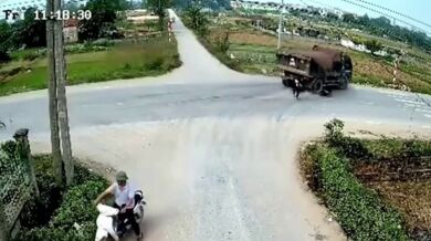 Skútrař vs. náklaďák