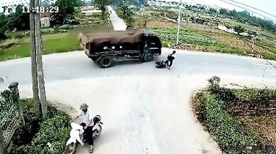 Skútrař vs. náklaďák