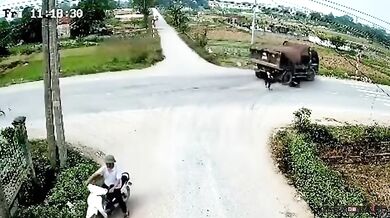 Skútrař vs. náklaďák