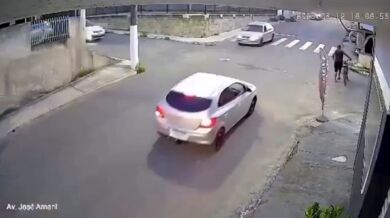 Jízda po zadním kole na rušné silnici