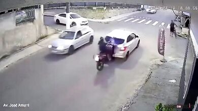 Jízda po zadním kole na rušné silnici