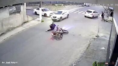 Jízda po zadním kole na rušné silnici