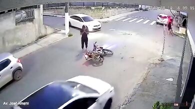 Jízda po zadním kole na rušné silnici