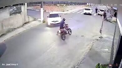 Jízda po zadním kole na rušné silnici